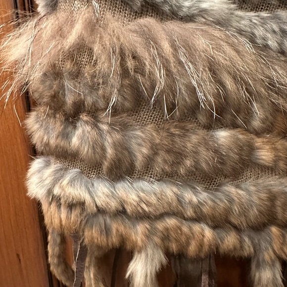 Beautiful Dolce Cabo Fur Pancho in Cream/ Brown color - Picture 4 of 7